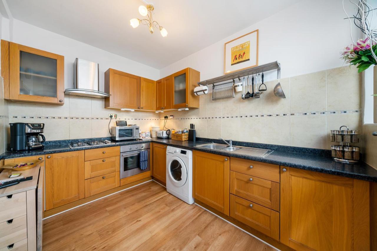 Lovely Garden Apartment In Wimbledon Town Centre With Private Parking By Wimbledon Holiday Lets London Exterior photo