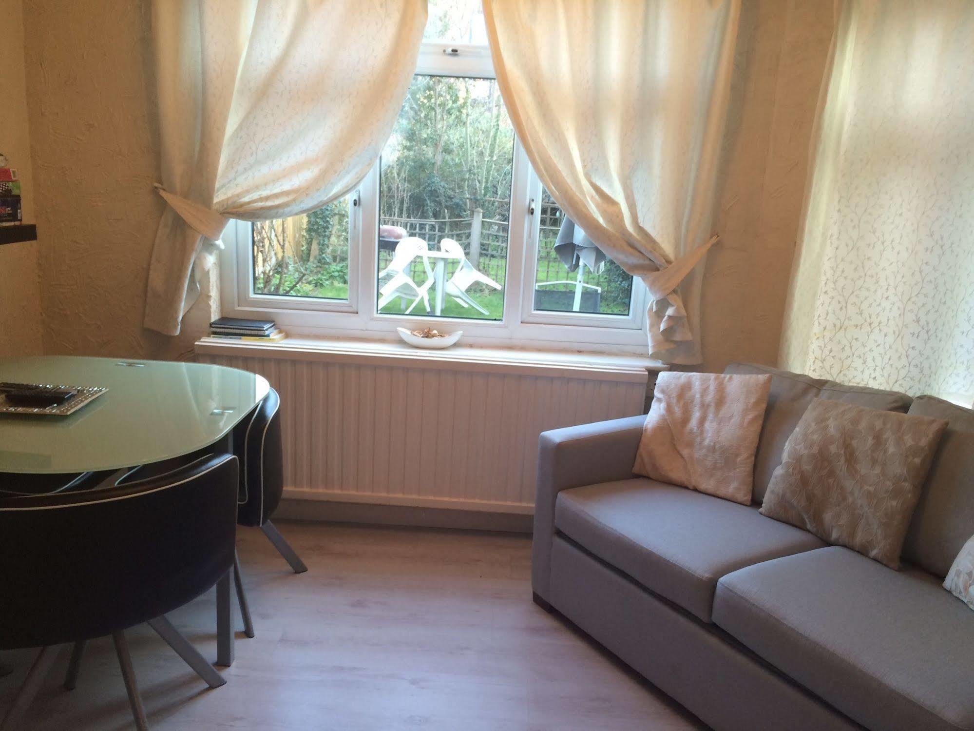 Lovely Garden Apartment In Wimbledon Town Centre With Private Parking By Wimbledon Holiday Lets London Exterior photo